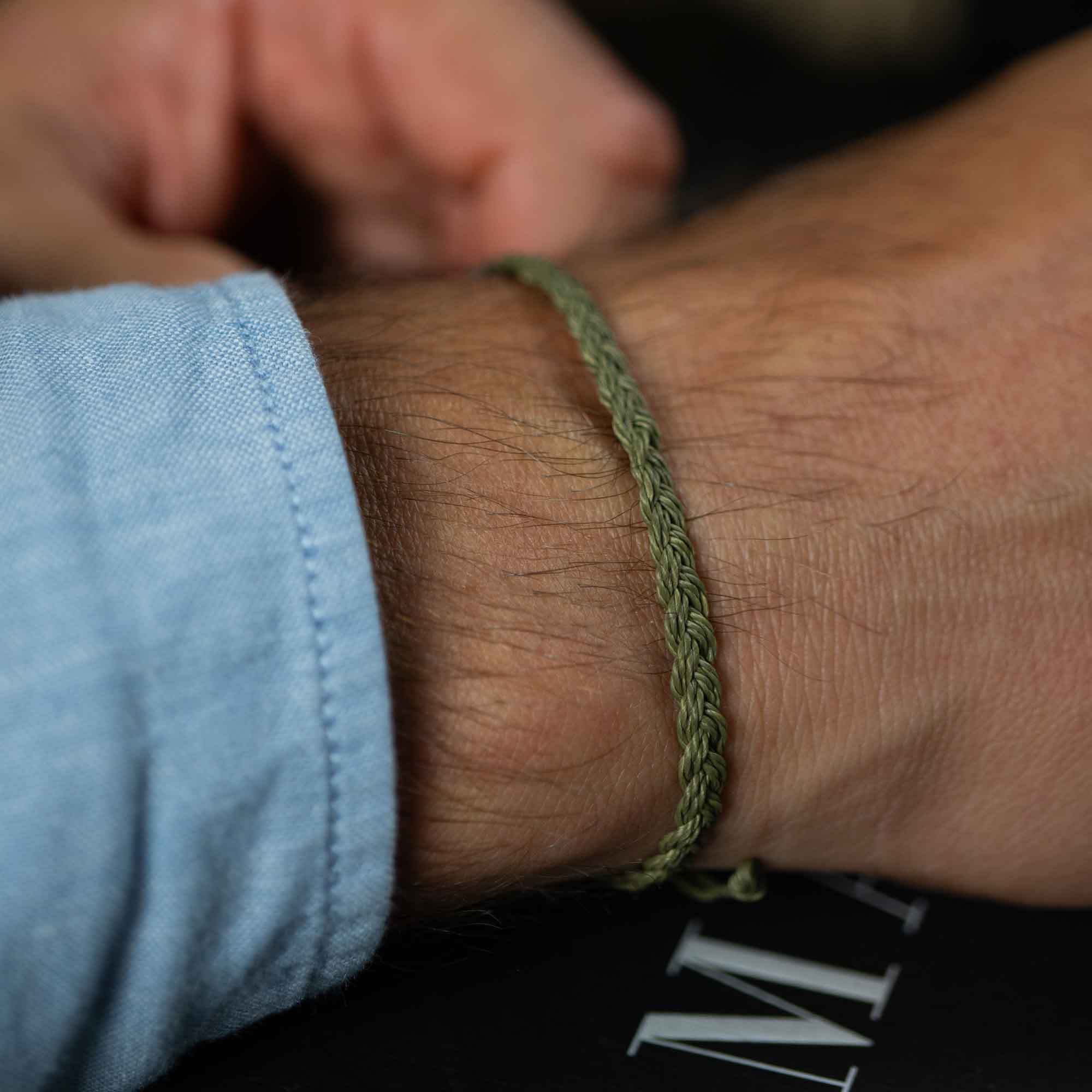 Olivgrünes Flow Armband