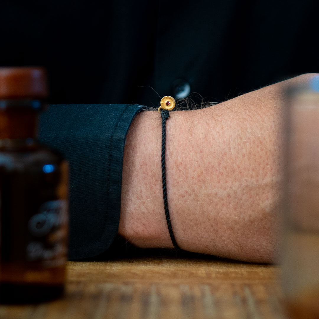 Schwarzes Twisted Armband - 14K vergoldeten Anhänger mit Roter Granat Stein