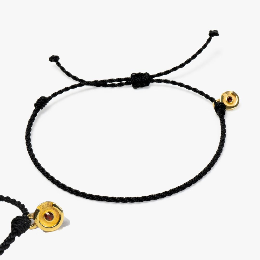 Schwarzes Twisted Armband - 14K vergoldeten Anhänger mit Roter Granat Stein