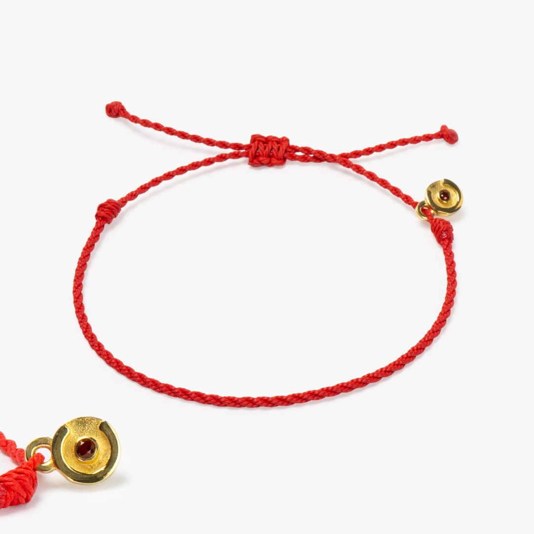 Glücks Rotes Twisted Armband - 14K vergoldeten Anhänger mit Roter Granat Stein